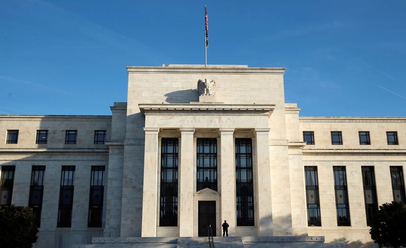 © Reuters. A police officer keeps watch in front of the U.S. Federal Reserve in Washington