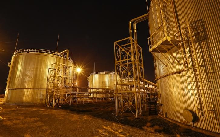 © Reuters. Нефтехранилища нефтегазового перерабатывающего завода на месторождении, управляемом KazMunayGas Exploration Production JSC