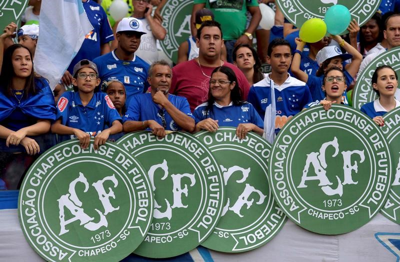 © Reuters. El fútbol brasileño rinde homenaje al Chapecoense