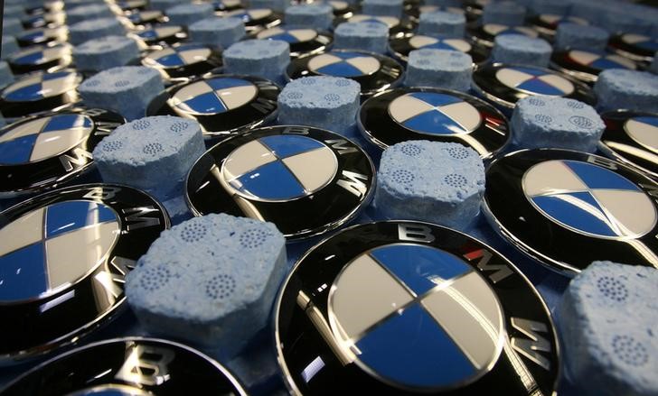 © Reuters. Emblems of German luxury car maker BMW in pictured in a box at the BMW factory in Dingolfing near Munich