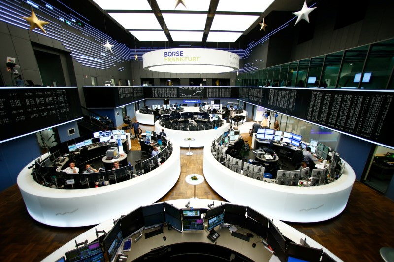 © Reuters. Трейдеры на торгах фондовой биржи во Франкфурте-на-Майне