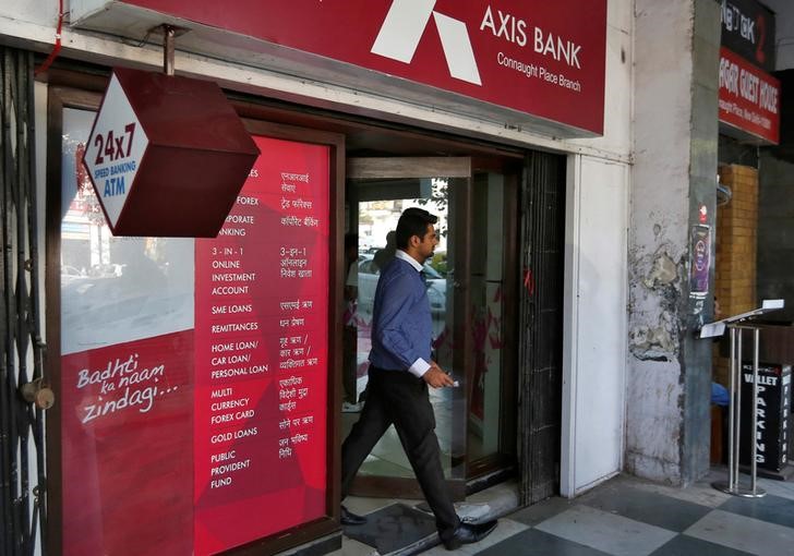 © Reuters. A man leaves an Axis Bank automated teller machine (ATM) in New Delhi