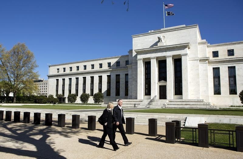 © Reuters. Pedestrians walk past the Federal Reserve Building in Washington