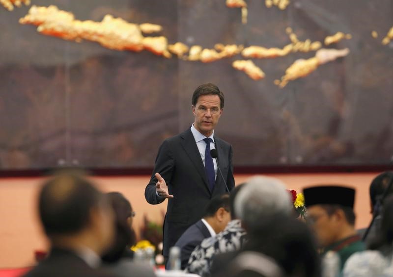 © Reuters. Dutch Prime Minister Mark Rutte speaks to Indonesian parliament members in front of a display showing Indonesia's territories at the Parliament building in Jakarta, Indonesia