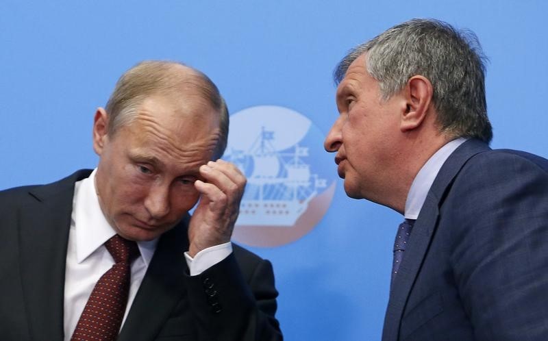 © Reuters. Президент России Владимир Путин (слева) и глава Роснефти Игорь Сечин на Петербургском международном экономическом форуме