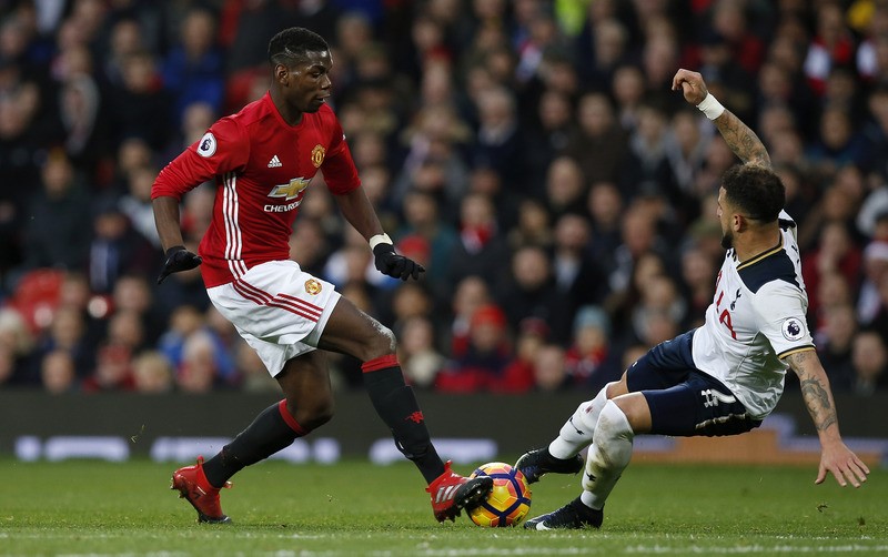 © Reuters. Manchester United's Paul Pogba in action with Tottenham's Kyle Walker