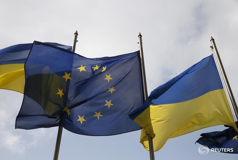 © Reuters. Флаги Украины и Евросоюза у президентской администрации в Киеве