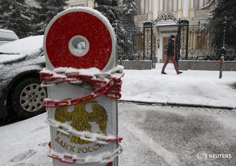 © Reuters. Парковочный столбик у здания Банка России в Москве