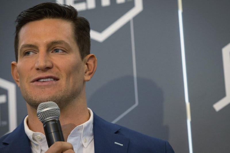 © Reuters. New York Giants punter Steve Weatherford speaks at a news conference in New York