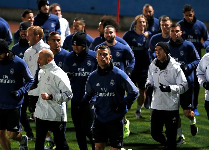 © Reuters. Un Real Madrid con 'jetlag', preparado para el Mundialito de Clubes