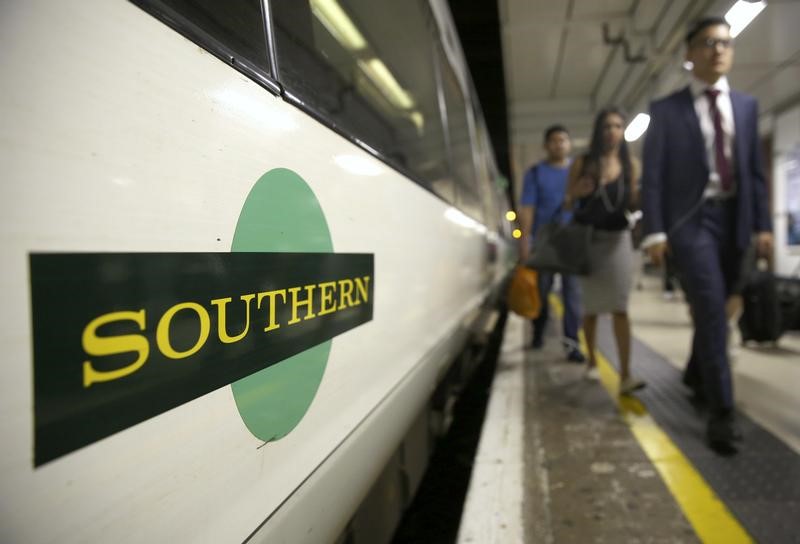 © Reuters. صحيفة: رجل يطعن راكب قطار في لندن ويصيح "أريد أن أقتل مسلما"