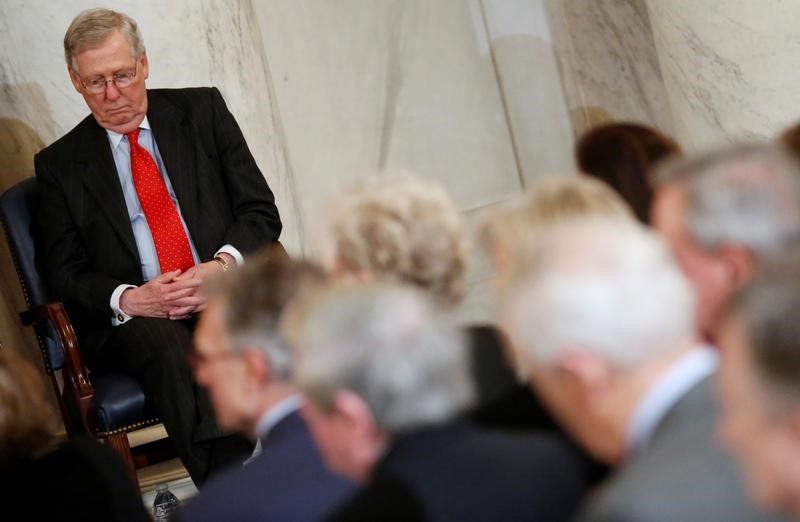 © Reuters. McConnell participates in a ceremony to unveil a portrait honoring retiring Reid on Capitol Hill in Washington