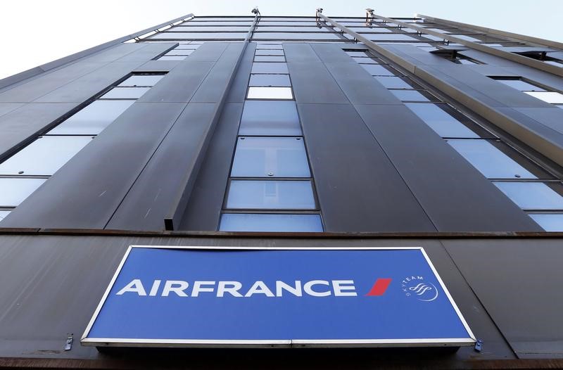 © Reuters. AIR FRANCE-KLM, PARMI LES PLUS FORTES BAISSES DU SBF 120 À LA CLÔTURE