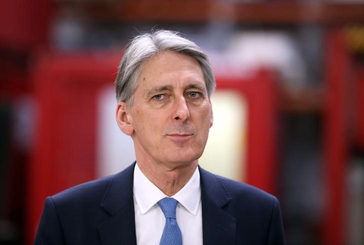 © Reuters. Britain's Chancellor of the Exchequer Philip Hammond visits the Lyell Centre for Natural Environment Research, at Heriot-Watt University, Edinburgh