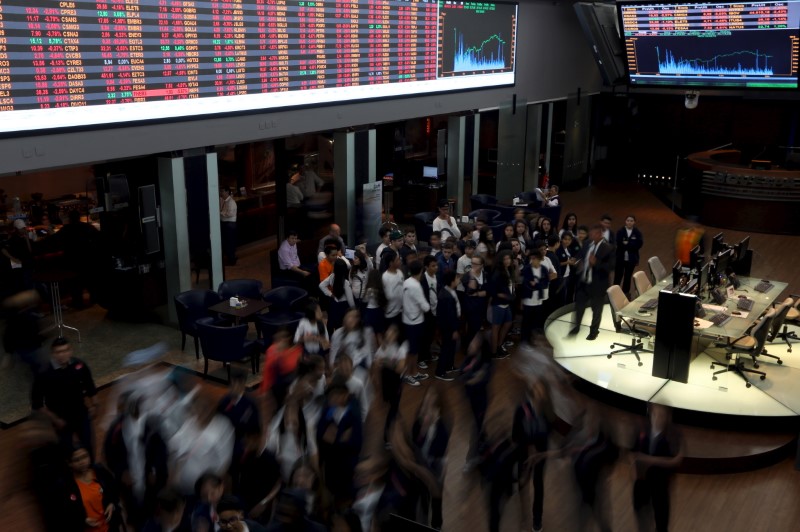 © Reuters. Students visit the floor of Brazil's BM&F Bovespa Stock Market in Sao Paulo