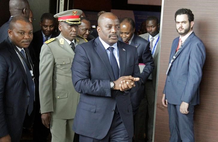 © Reuters. Democratic Republic of Congo's President Joseph Kabila arrives for a southern and central African leaders meeting to discuss political crisis in the Democratic Republic of Congo in Luanda, Angola