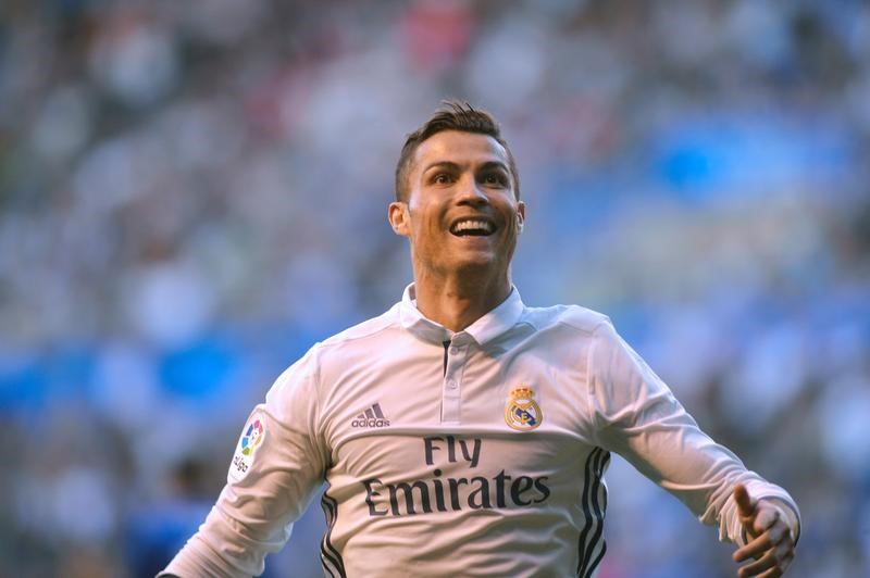 © Reuters. حقائق-كريستيانو رونالدو الفائز بجائرة الكرة الذهبية لأفضل لاعب في العالم