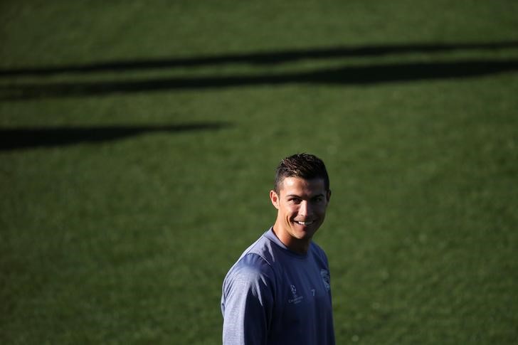 © Reuters. El delantero portugués y del Real Madrid Cristiano Ronaldo en un entrenamiento en Madrid