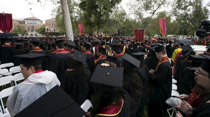 © Reuters. Graduating students attend USC's Commencement Ceremony at the University of Southern California in Los Angeles