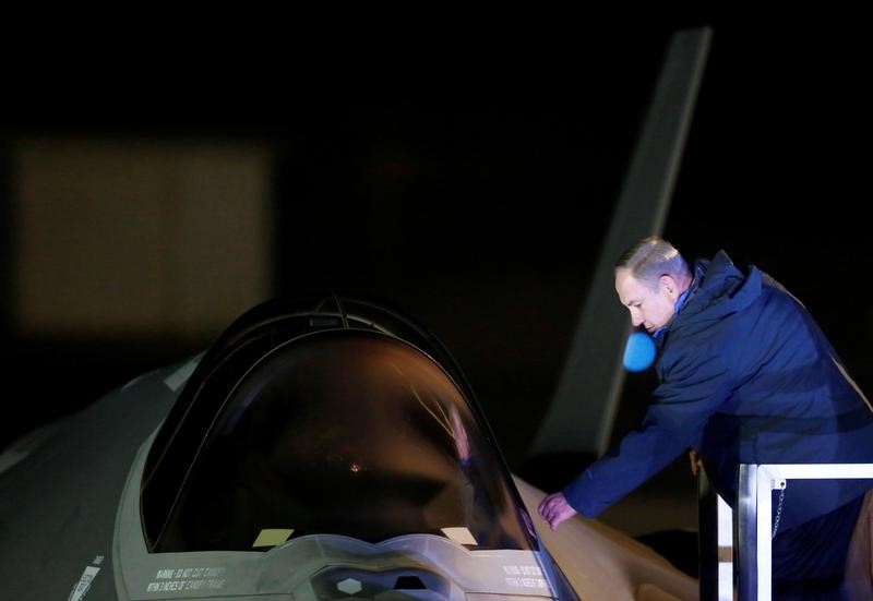 © Reuters. نتنياهو: إسرائيل "أقوى" مع وصول أول طائرتين من مقاتلات إف-35