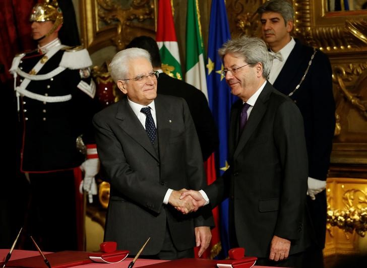 © Reuters. Gentiloni cumprimenta o presidente italiano Sergio Mattarella