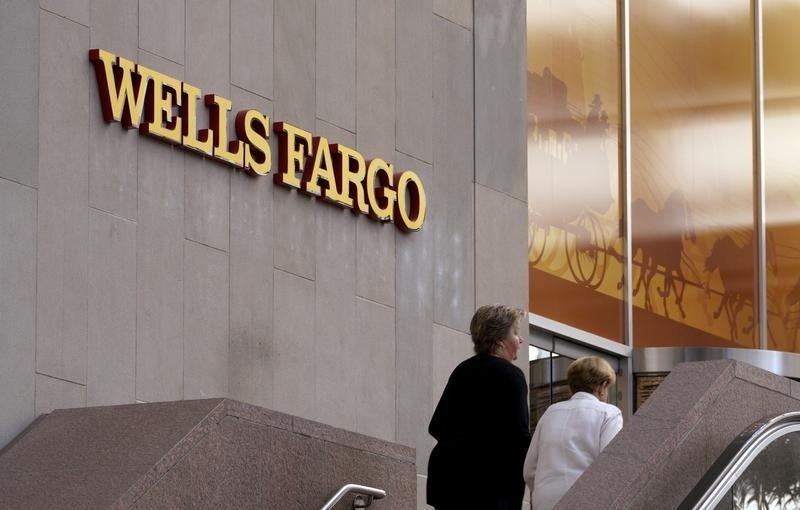 © Reuters. Customers approach the Wells Fargo & Co. bank in downtown Denver