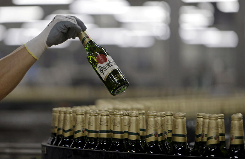 © Reuters. A worker checks bottles of beer at Pilsner Urquell brewery in Plzen