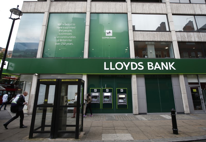 © Reuters. People walk past a branch of Lloyds Bank on Oxford Street in London