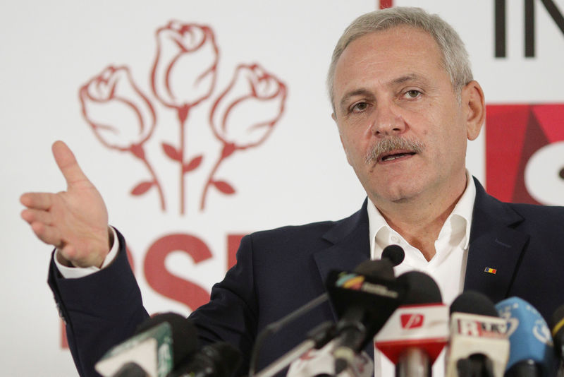 © Reuters. Leader of Romania's leftist Social Democrat Party (PSD), Liviu Dragnea, gestures during a press conference following the end of the parliamentary elections, in Bucharest