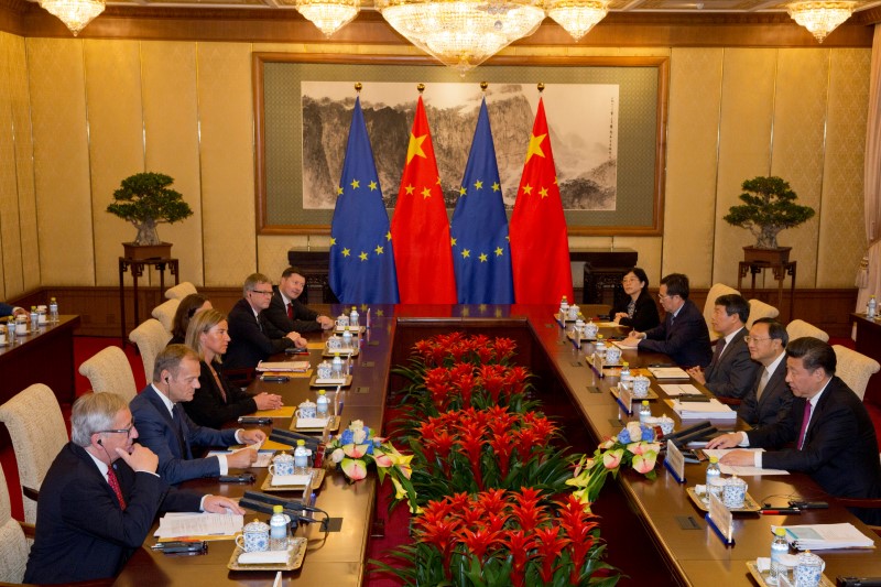 © Reuters. European Commission President Juncker and European Council President Tusk hold talks with Chinese President Xi in Beijing