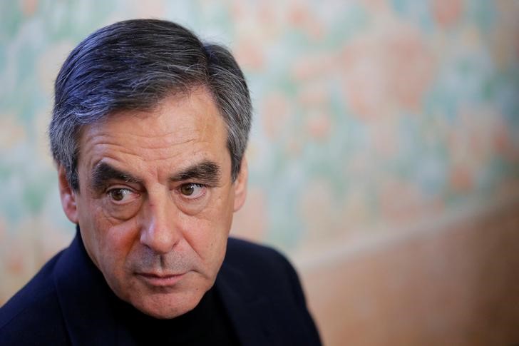 © Reuters. FILLON NE PARVIENT PAS À CLORE LA POLÉMIQUE SUR LA SANTÉ