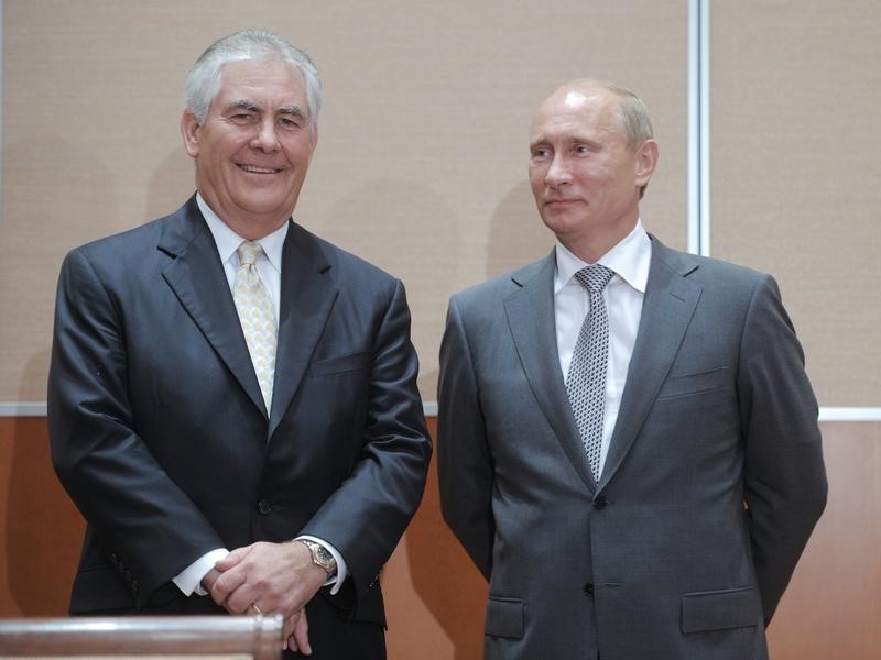 © Reuters. Russian Prime Minister Putin and Exxon CEO Tillerson look on at a signing ceremony in the Black Sea resort of Sochi