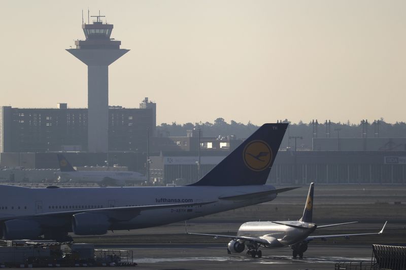 © Reuters. Aviões da Lufthansa vistos no aeroporto de Frankfurt