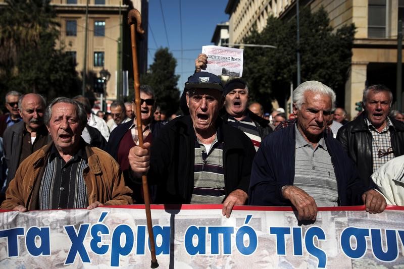 © Reuters. دراسة: اليونانيون الأتعس في أوروبا بسبب الأزمة المالية