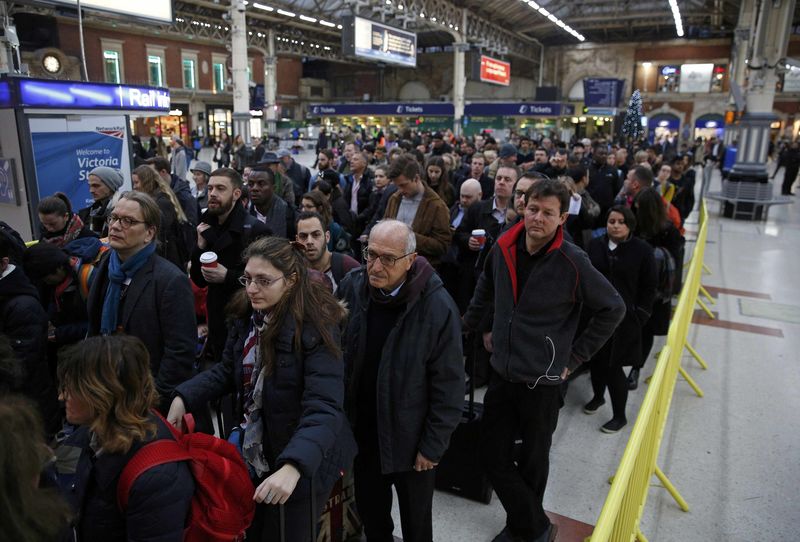 © Reuters. Passageiros em fila em estação de metrô em Londres