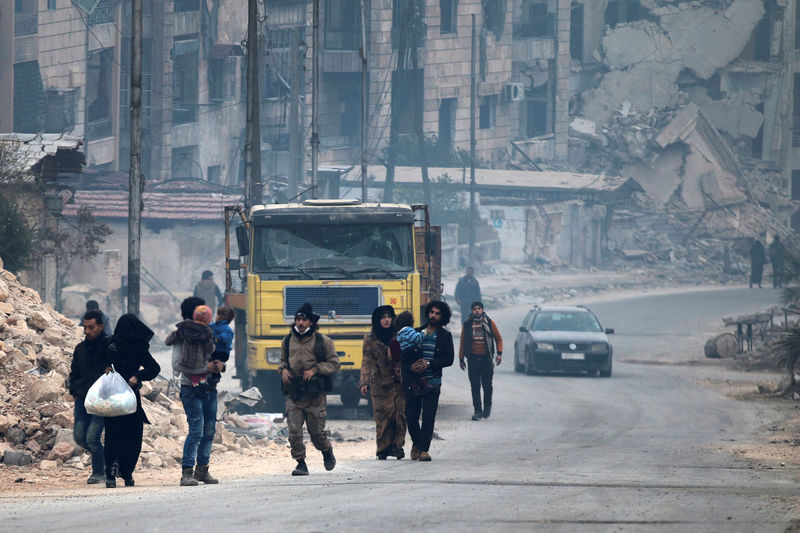 © Reuters. قيادي من المعارضة في حلب  يستحث أمريكا وتركيا على إنقاذ المدنيين