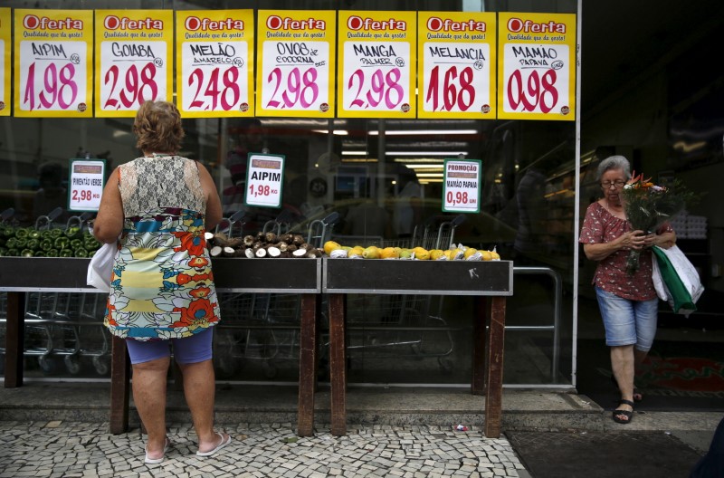 © Reuters. Mulher olha preços em mercado no Rio de Janeiro