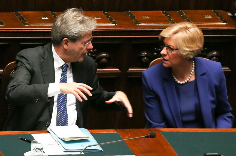 © Reuters. Newly appointed Italian Prime Minister Gentiloni talks with Defence Minister Pinotti before a confidence vote at the parliament in Rome