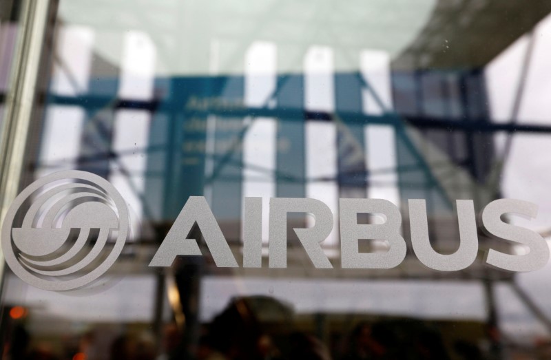 © Reuters. The logo of Airbus is pictured during the Airbus A350-1000 maiden flight event in Colomiers near Toulouse