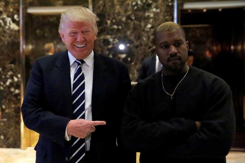 © Reuters. Trump e rapper Kanye West na Trump Tower em Manhattan, Nova York