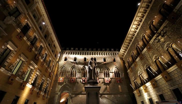 © Reuters. Sede del Monte dei Paschi a Siena