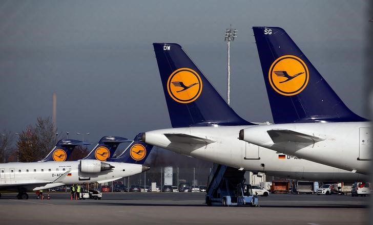 © Reuters. Planes stand on the tarmac during a pilots strike of German airline Lufthansa at  Munich airport