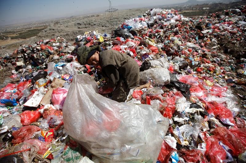 © Reuters. جبل القمامة السام خارج صنعاء يزيد من معاناة اليمنيين