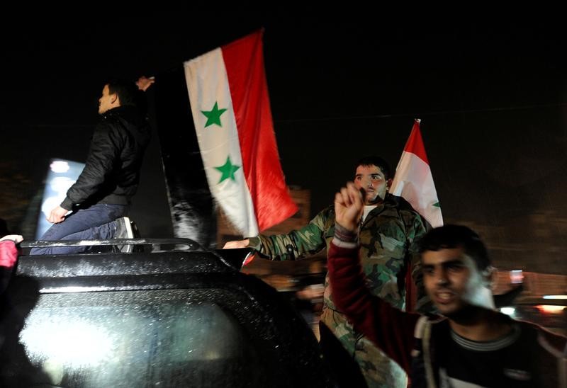 © Reuters. الآلاف يفرون من حلب والجيش يقول إن جيب المعارضة قد يسقط "في أي لحظة"