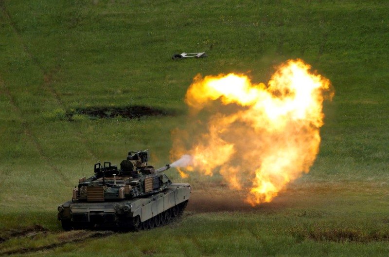© Reuters. U.S. M1A2 "Abrams" tank fires during U.S. led joint military exercise "Noble Partner 2016" in Vaziani