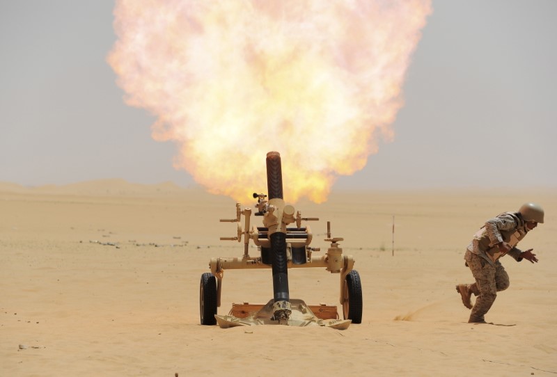 © Reuters. A Saudi soldier fires a mortar towards Houthi movement position, at the Saudi border with Yemen