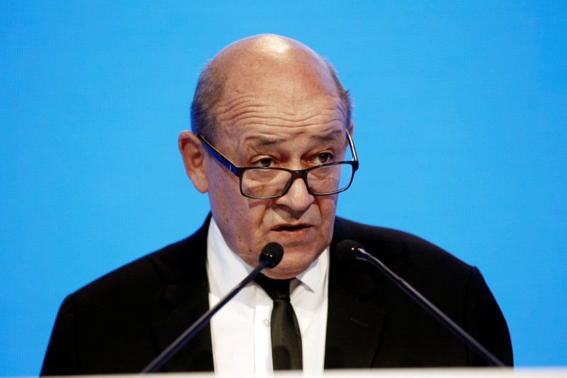 © Reuters. LE DRIAN APPORTE SON SOUTIEN À VALLS