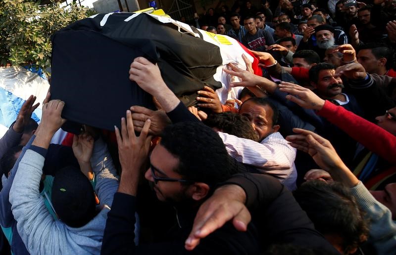 © Reuters. مصر: الانتحاري منفذ هجوم الكنيسة على صلة بالإخوان