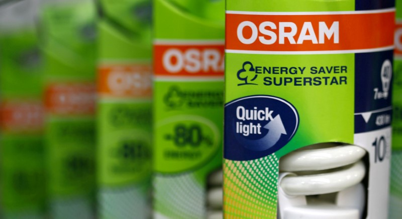 © Reuters. Light bulbs of lamp manufacturer Osram are seen in a shop in Germering