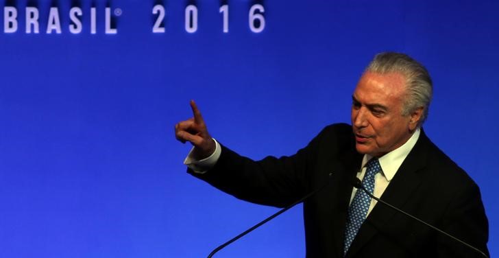 © Reuters. Presidente Michel Temer gesticula durante reunião com empresários em São Paulo, Brasil